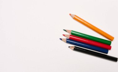 Beyaz arka planda çok renkli tahta kalemler, üst manzara. Boşluğu kopyala