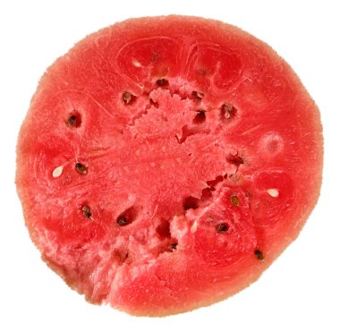 Sulu kırmızı karpuz dilimi, görünür tohumlarla, beyaz arka planda izole edilmiş, tazeliği ve yazı simgeliyor.