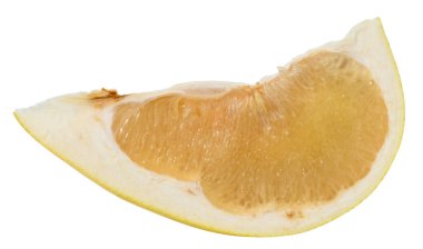 Görünür hamurlu ve kabuklu taze, sulu bir meyve dilimi. İzole edilmiş arka planda turunç meyvesi bölümü