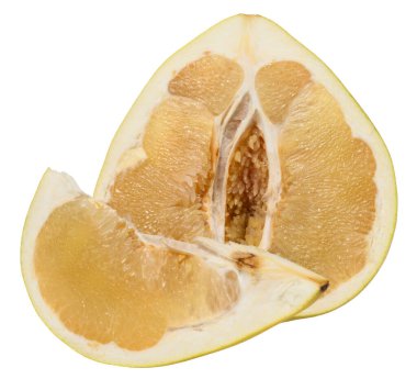 Görünür hamurlu ve kabuklu taze, sulu bir meyve dilimi. İzole edilmiş arka planda turunç meyvesi bölümü