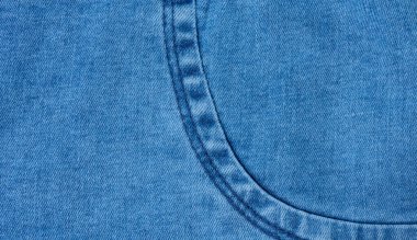 Düğmeli mavi kot pantolon cebi, kapat.