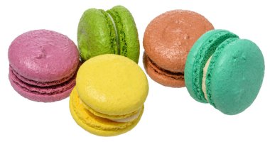 Rengarenk badem kurabiyesi çeşitleri, izole bir arka plan. Tatlının yumuşak, narin bir kabuğu ve kremalı bir dolgusu vardır.