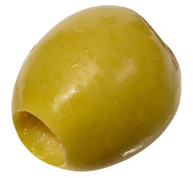 Bekar, pürüzsüz, çukur yeşil zeytin, izole edilmiş arka plan. Zeytinin karakteristik bir oval şekli var. Çukurun çıkarıldığı yerde bir delik var..