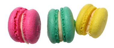 İzole edilmiş arkaplanda beyaz dolgulu üç renkli badem kurabiyesi