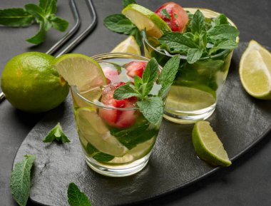 Limonlu mojito kokteyli, naneli, çilekli ve buzlu olsun.