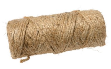 Görünür lifleri ve izole edilmiş arkaplanı olan sıkıca sarılmış bir kırsal, açık kahverengi jüt sicimi.