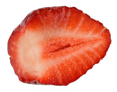 Kırmızı çilek ikiye bölünmüş. İçi canlı ve tohumları ortaya çıkıyor. İzole edilmiş arka plan.