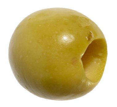 Bekar, pürüzsüz, çukur yeşil zeytin, izole edilmiş arka plan. Zeytinin karakteristik bir oval şekli var. Çukurun çıkarıldığı yerde bir delik var..