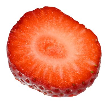 İzole edilmiş arka planda olgun kırmızı çilek parçası, yakın çekim