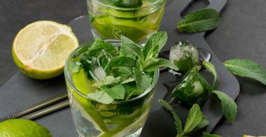 Limonlu mojito kokteyli, naneli, çilekli ve buzlu olsun.