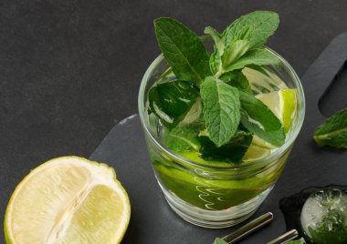 Limonlu mojito kokteyli, naneli, çilekli ve buzlu olsun.