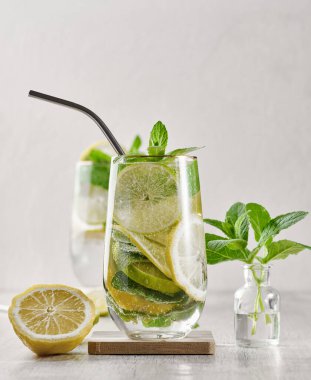 Limonlu ve naneli yaz içeceği. Soğuk içecek, alkolsüz mojito veya limonata, taze nane filizleri ve narenciye dilimleriyle süslenmiş.. 