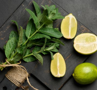 Tahtada taze nane şekeri ve kireç dilimleri, üst manzara. Kokteyl malzemesi.