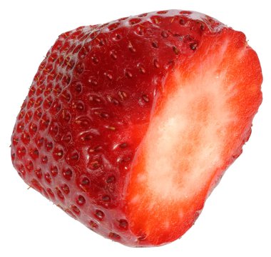 İzole edilmiş arka planda olgun kırmızı çilek parçası