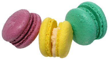 Kremsi beyaz dolgulu makarnalar, izole edilmiş arka plan. Makaronun pürüzsüz, gözenekli bir kabuğu vardır.