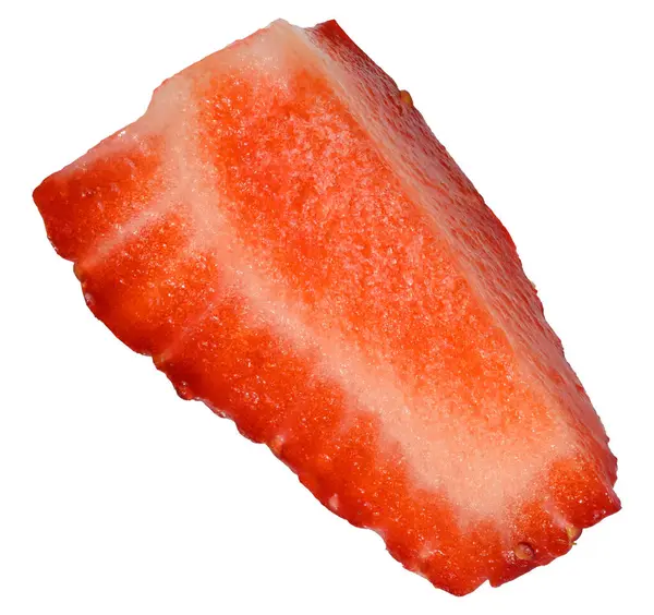 İzole edilmiş arkaplanda olgun kırmızı çilek parçası