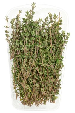 Plastik ambalajda bir demet taze kekik, pişirmeye hazır.