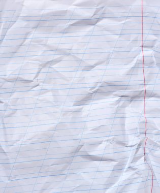 Kırmızı kenarlı, buruşuk beyaz kağıtlar.