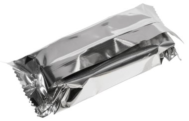 Şeker veya atıştırmalık için boş gümüş folyo paketlemesini kapat, buruşturulmuş ve mühürlenmiş, izole edilmiş arkaplan.