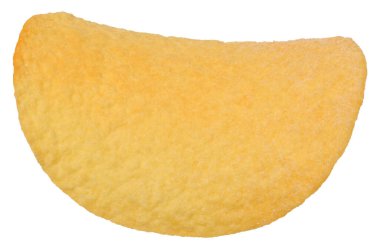 Arka planda izole edilmiş, eyer şeklinde bir patates cipsi yakın plan..