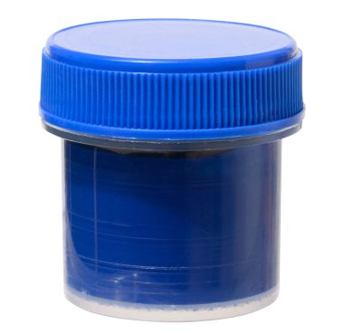 Mavi boyayla dolu küçük, berrak plastik bir kavanoz, üzerinde mavi bir vida kapağı, izole bir arka plan.