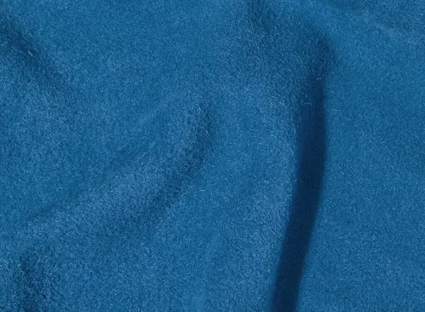 Kırışıklıkları olan mavi süet kumaş, çanta ve ayakkabılar için kumaş, kapat.