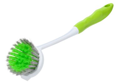 Bulaşık yıkamak için yeşil plastik fırça ya da uzun beyaz saplı temizlik için izole edilmiş arka plan.