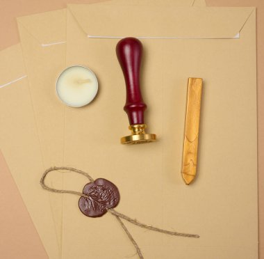 Ağda çubukları, mumlar, mühür ve mühürlü parşömen. Tarafsız bir arkaplana yerleştirilmiş.