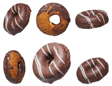 Beyaz çizgili, izole edilmiş, kremalı altı çikolatalı çörek.