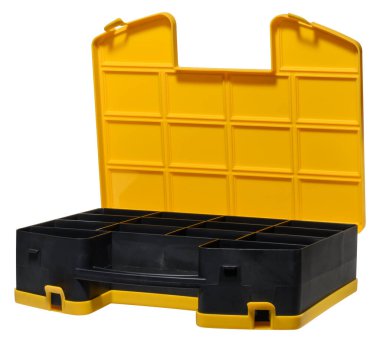 Birden fazla bölmesi olan sarı siyah plastik depolama düzenleyicisini aç ve kapağı kaldır, izole edilmiş arka plan