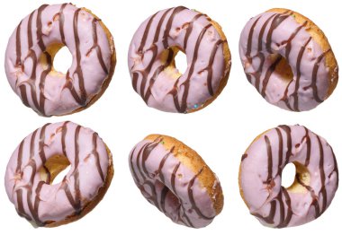 Her biri kahverengi çikolata parçacıklarıyla süslenmiş altı ayrı pembe kaplı donut. Çörekler farklı açılardan gösteriliyor, izole edilmiş arka plan..