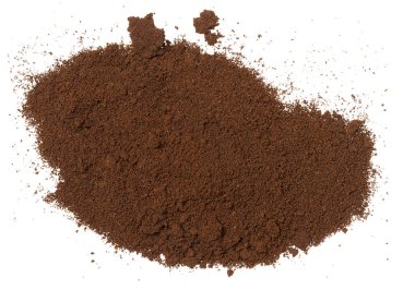Bir yığın koyu kahverengi ince öğütülmüş kahve, üst manzara. Kahve izole bir zemine saçılmış..