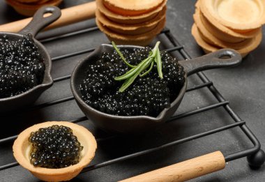 Siyah havyar, dökme demir tavalar ve tart. Üst görünüm