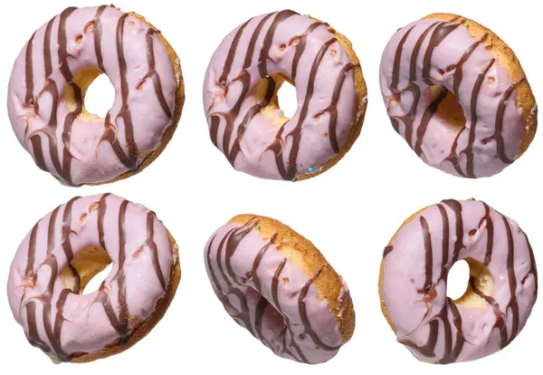 Her biri kahverengi çikolata parçacıklarıyla süslenmiş altı ayrı pembe kaplı donut. Çörekler farklı açılardan gösteriliyor, izole edilmiş arka plan..