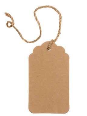 Yuvarlak ve şekilli kenarları bir ipten sarkıtılmış boş bir kraft kağıt etiket. İzole edilmiş arkaplan