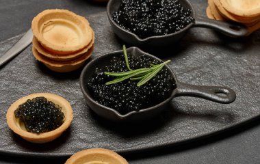 Siyah havyar, dökme demir tavalar ve tart..