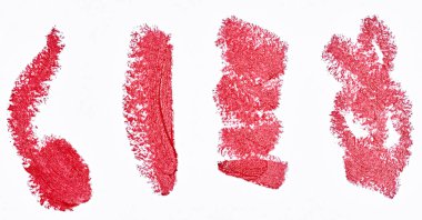 Kırmızı rujla yapılmış dört fırça darbesi. Darbelerin pürüzlü dokusu, pürüzlü kenarları ve izole edilmiş arka planı vardır.