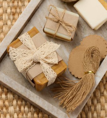 Mermer tezgahta el yapımı sabun parçaları.