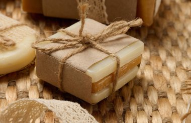 Mermer tezgahta el yapımı sabunlar, kapatın.