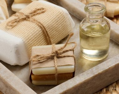 Mermer tezgahta el yapımı sabun parçaları.