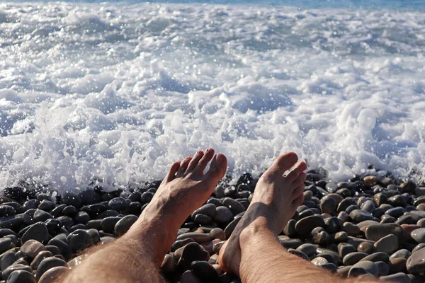 Męskie Stopy Żwirowej Plaży Mrozie Morza — Zdjęcie stockowe