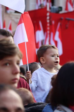 Monako, Monako - 11.19.2022: Ulusal Bayramda Monako Çocukları Prensliğin bayraklarıyla
