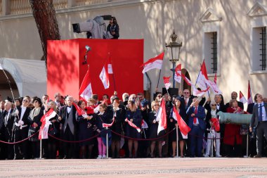Monako, Monako - 11.19.2022: Ulusal Bayramda Monako sakinleri Prensliğin bayraklarıyla