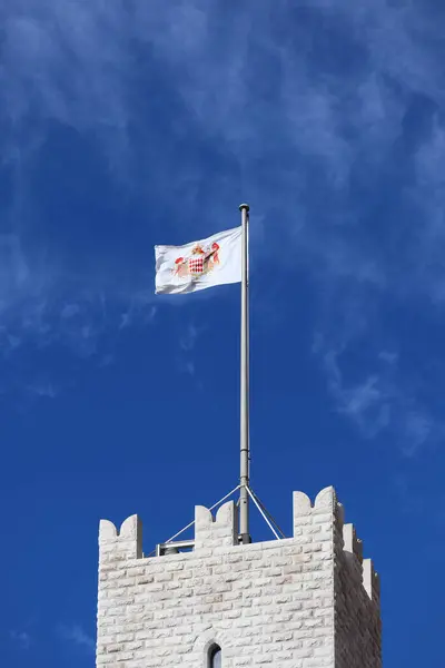 Vlajka Monackého Knížectví Nad Hradem Grimaldi — Stock fotografie