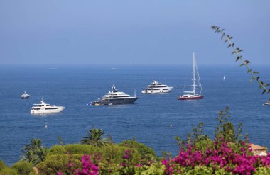 Saint-Jean-Cap-Ferrat, Fransa - 29 Temmuz 2021: Saint-Jean-Cap-Ferrat yarımadasındaki Villa Ethe Rothschild 'den deniz ve kıyı şeridi manzarası