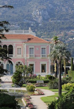 Saint-Jean-Cap-Ferrat, Fransa - 29 Temmuz 2021: Fransız Riviera 'sındaki Saint-Jean-Cap-Ferrat yarımadasında ünlü Villa Emiri Rothschild