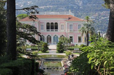 Saint-Jean-Cap-Ferrat, Fransa - 29 Temmuz 2021: Fransız Riviera 'sındaki Saint-Jean-Cap-Ferrat yarımadasında ünlü Villa Emiri Rothschild