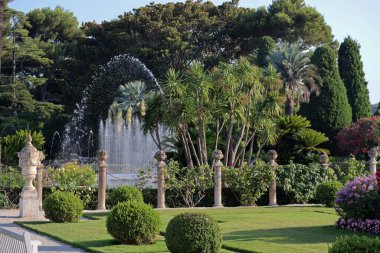 Saint-Jean-Cap-Ferrat, Fransa - 29 Temmuz 2021: Fransız Riviera 'sındaki Saint-Jean-Cap-Ferrat yarımadasında Villa Emiri Rothschild Bahçeleri