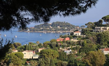 Saint-Jean-Cap-Ferrat, Fransa - 29 Temmuz 2021: Saint-Jean-Cap-Ferrat yarımadasındaki Villa Ethe Rothschild 'den deniz ve kıyı şeridi manzarası