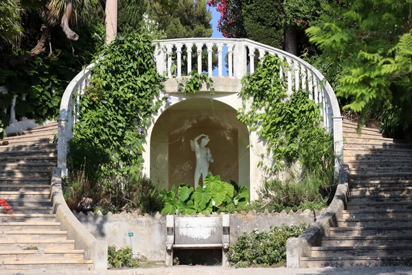 Saint-Jean-Cap-Ferrat, Fransa - 29 Temmuz 2021: Fransız Riviera 'sındaki Saint-Jean-Cap-Ferrat yarımadasında Villa Emiri Rothschild Bahçeleri